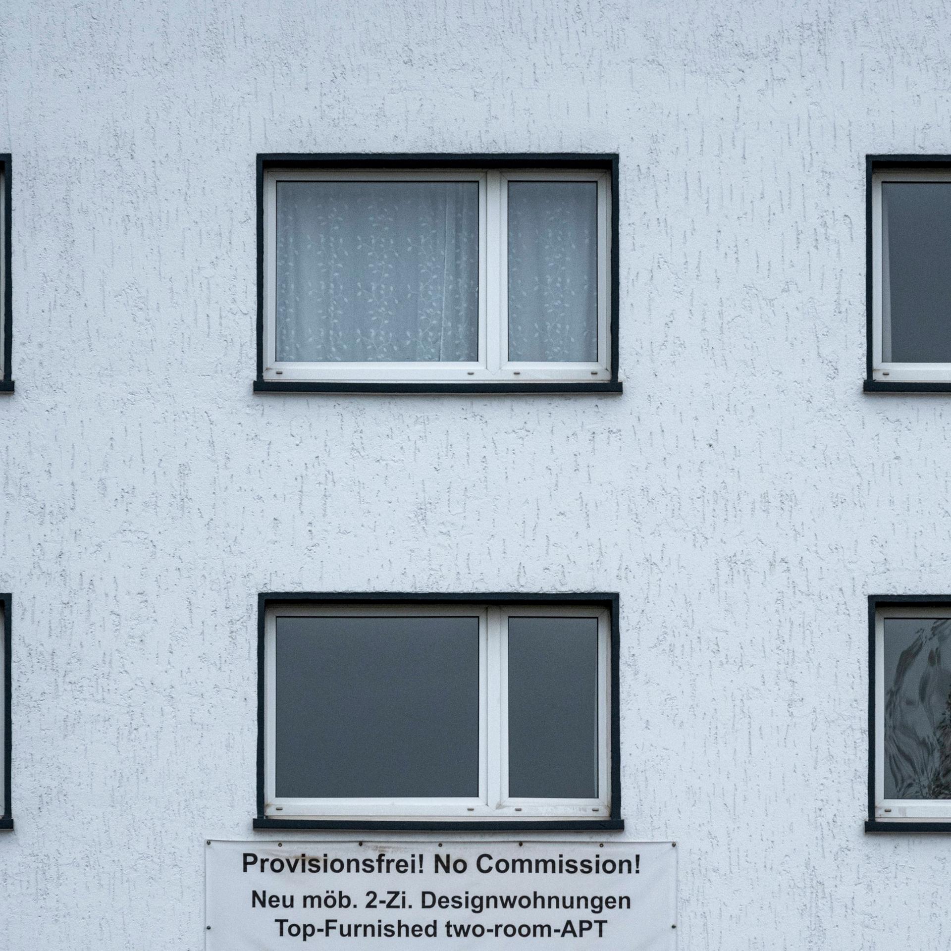 Die Fassade eines Wohngebäudes mit mehreren Fenstern in Frankfurt/M.