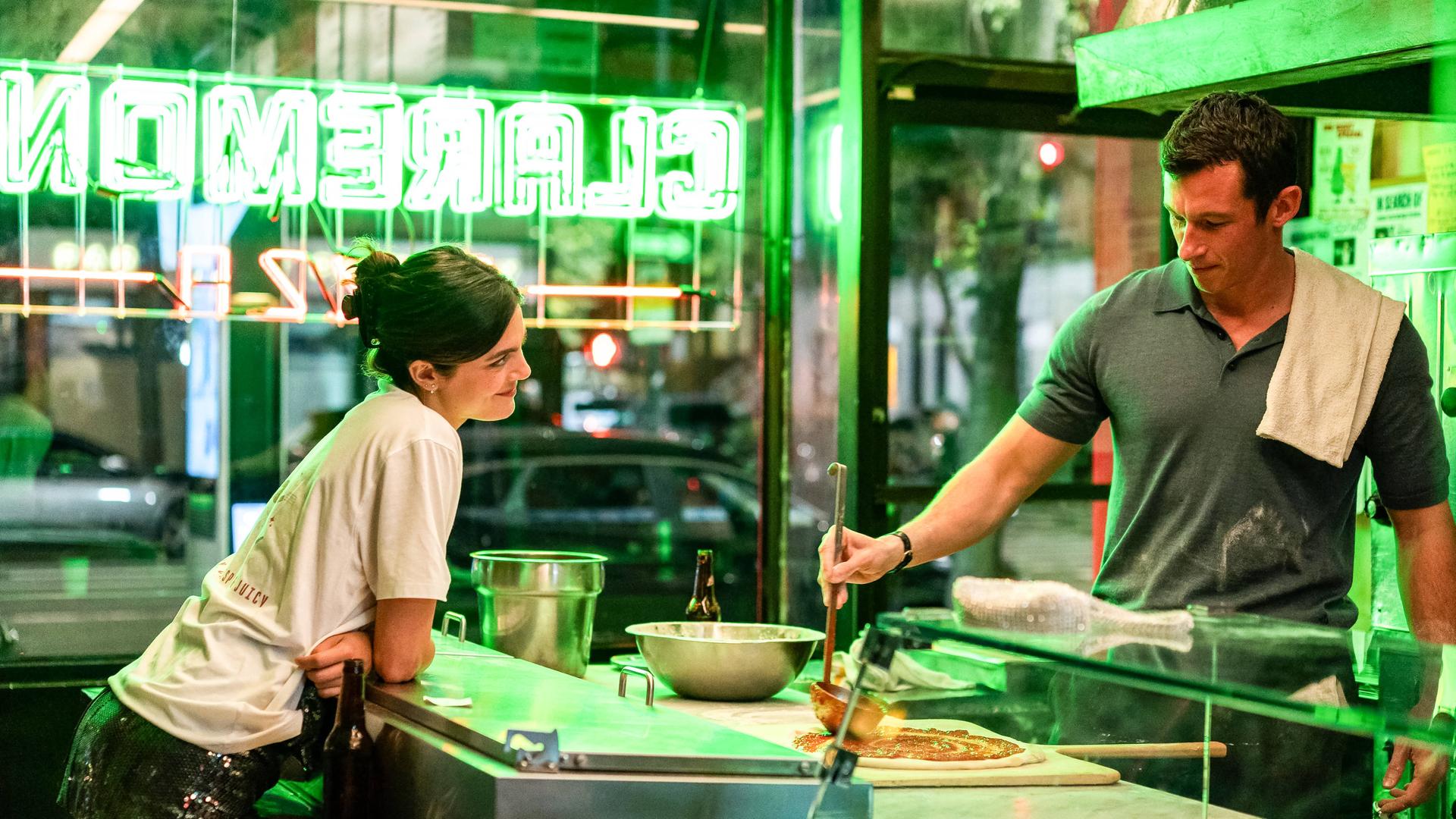 Callum Turner und Monica Barbaro im Film „One Night Only“ (2026)