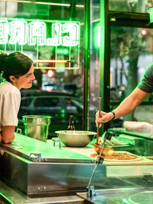 Callum Turner und Monica Barbaro im Film „One Night Only“ (2026)