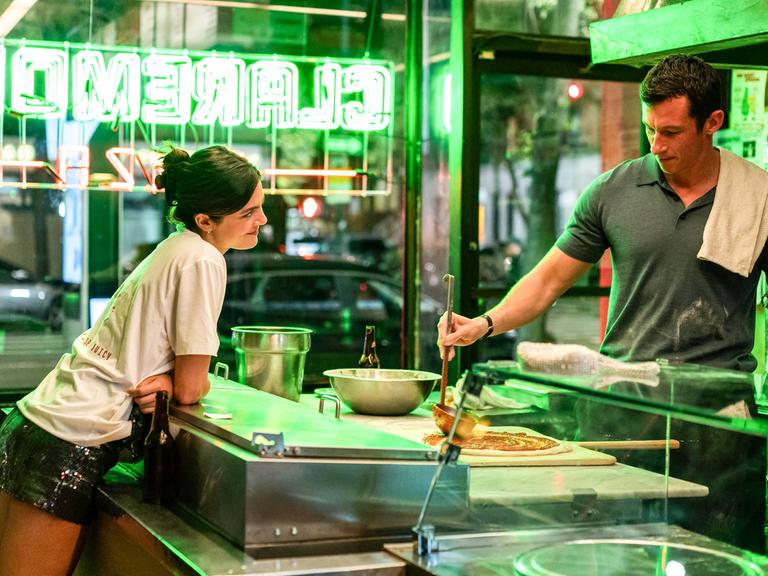 Callum Turner und Monica Barbaro im Film „One Night Only“ (2026)