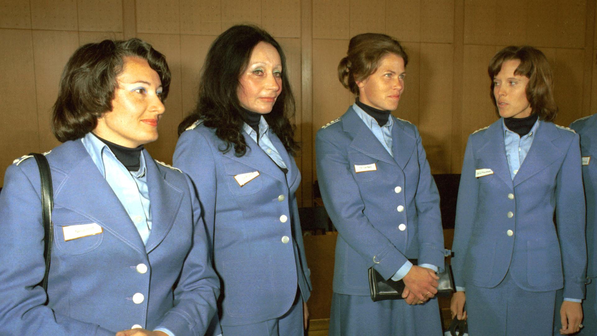 Die ersten weiblichen Sanitätsoffiziere am 01.10.1975. Die ersten weiblichen Sanitätsoffiziere am 01.10.1975.