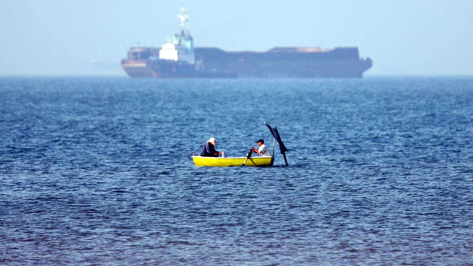 EIn Schiff und ein Boot in der Straße von Hormus