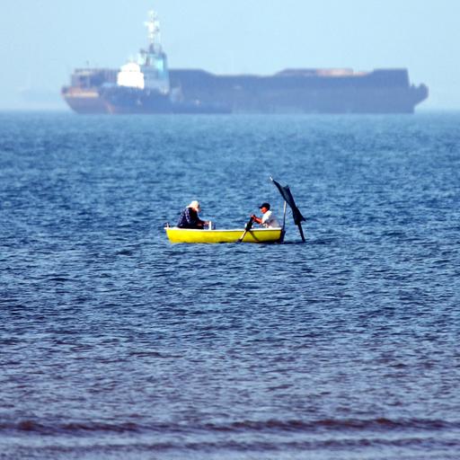 EIn Schiff und ein Boot in der Straße von Hormus