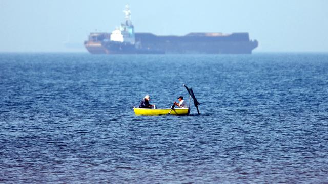 EIn Schiff und ein Boot in der Straße von Hormus