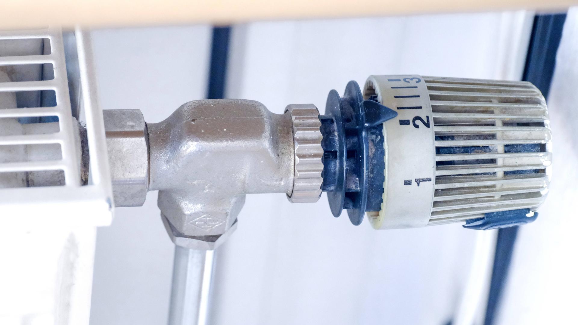 Der Thermostatkopf eines Heizkörpers in einer Privatwohnung ist auf Heizstufe 2 geregelt.