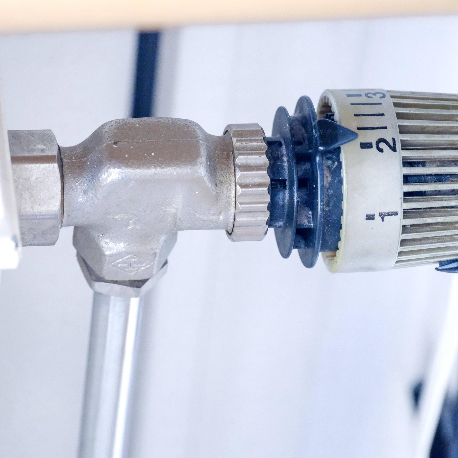 Der Thermostatkopf eines Heizkörpers in einer Privatwohnung ist auf Heizstufe 2 geregelt.