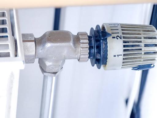 Der Thermostatkopf eines Heizkörpers in einer Privatwohnung ist auf Heizstufe 2 geregelt.