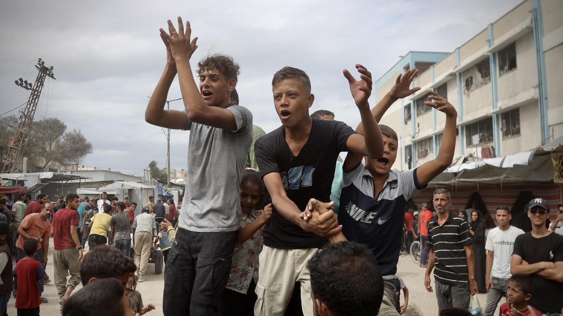 Palästinenser, darunter viele Kinder, versammeln sich in der Stadt Khan Yunis, um nach der Verkündung des Waffenstillstandsabkommens im Gazastreifen zu feiern. Palästinenser, darunter viele Kinder, versammeln sich in der Stadt Khan Yunis, um nach der Verkündung des Waffenstillstandsabkommens im Gazastreifen zu feiern.
