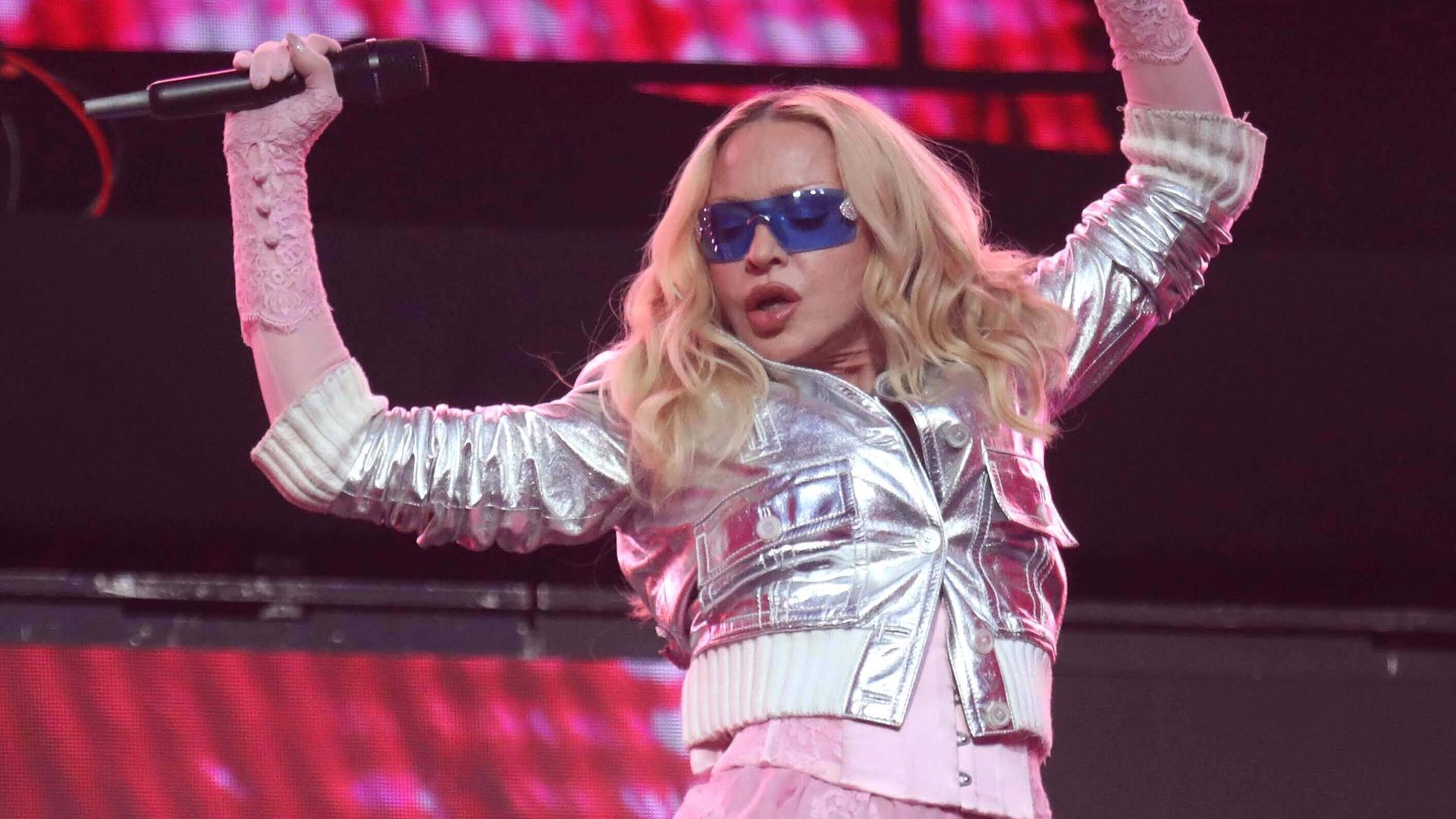 Madonna bei einem Auftritt auf dem Times Square in New York City Madonna bei einem Auftritt auf dem Times Square in New York City