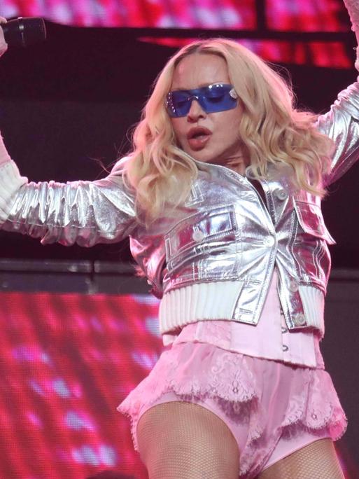 Madonna bei einem Auftritt auf dem Times Square in New York City Madonna bei einem Auftritt auf dem Times Square in New York City