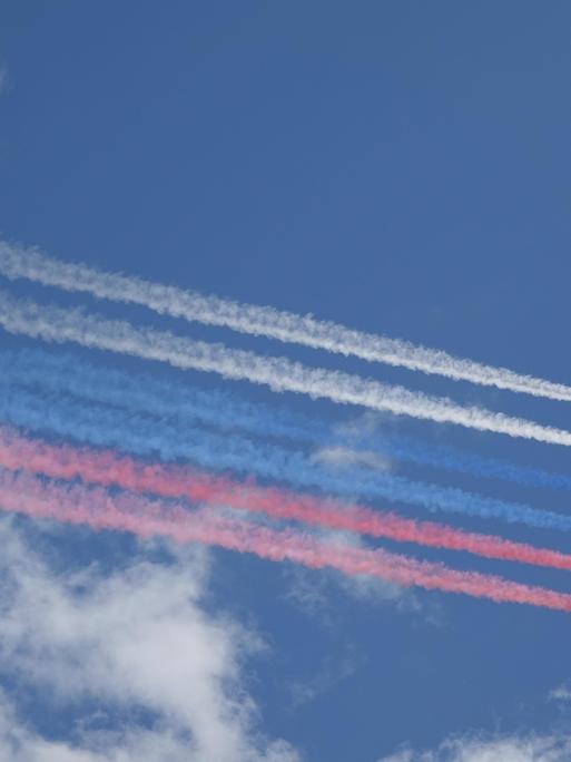 Die russischen Luftstreitkräfte fliegen bei der Militärparade über den Roten Platz und bilden mit farbigen Raum die russische Staatsflagge. Die russischen Luftstreitkräfte fliegen bei der Militärparade über den Roten Platz und bilden mit farbigen Raum die russische Staatsflagge.