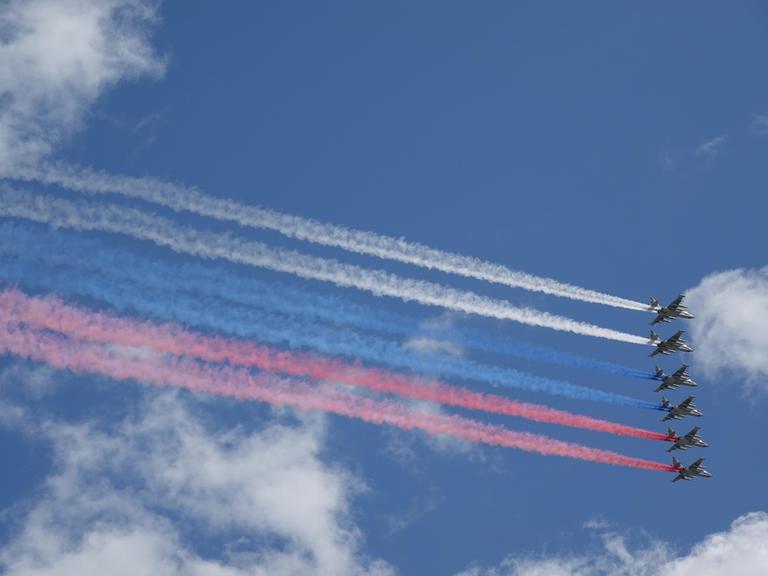 Die russischen Luftstreitkräfte fliegen bei der Militärparade über den Roten Platz und bilden mit farbigen Raum die russische Staatsflagge. Die russischen Luftstreitkräfte fliegen bei der Militärparade über den Roten Platz und bilden mit farbigen Raum die russische Staatsflagge.