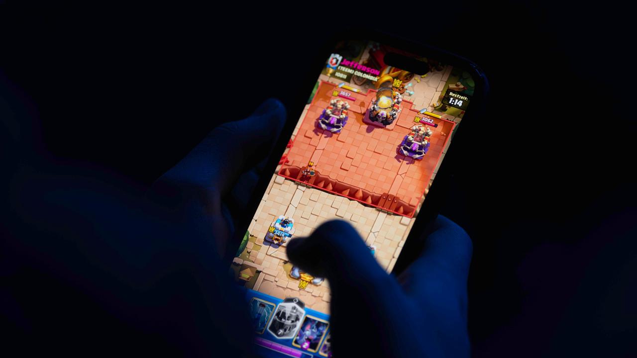 Eine Person spielt ein Mobile Game auf dem Handy