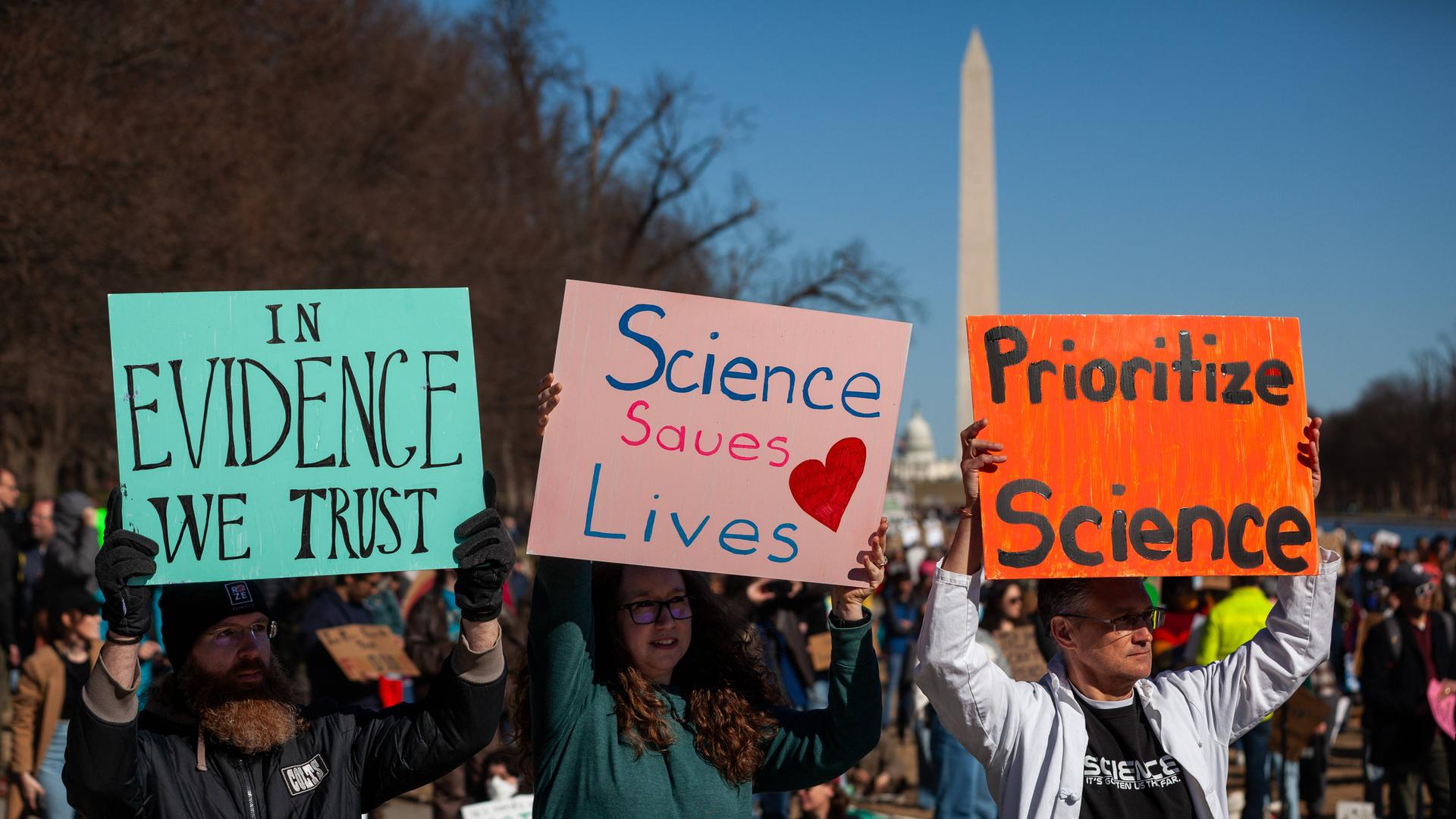 Menschen demonstrieren vor dem Lincoln Memorial in Washington für freie Wissenschaft und Forschung in den USA (7.3.2025) Menschen demonstrieren vor dem Lincoln Memorial in Washington für freie Wissenschaft und Forschung in den USA (7.3.2025)