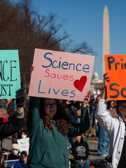 Menschen demonstrieren vor dem Lincoln Memorial in Washington für freie Wissenschaft und Forschung in den USA (7.3.2025) Menschen demonstrieren vor dem Lincoln Memorial in Washington für freie Wissenschaft und Forschung in den USA (7.3.2025)