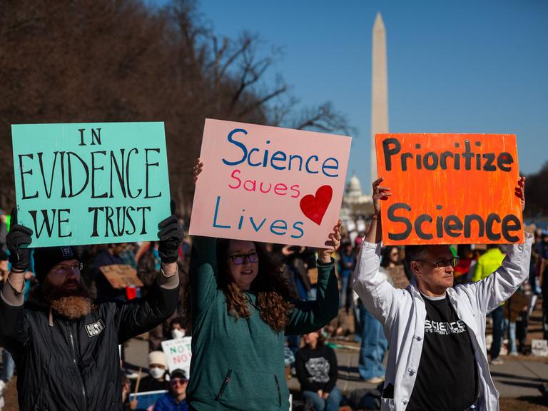 Menschen demonstrieren vor dem Lincoln Memorial in Washington für freie Wissenschaft und Forschung in den USA (7.3.2025) Menschen demonstrieren vor dem Lincoln Memorial in Washington für freie Wissenschaft und Forschung in den USA (7.3.2025)