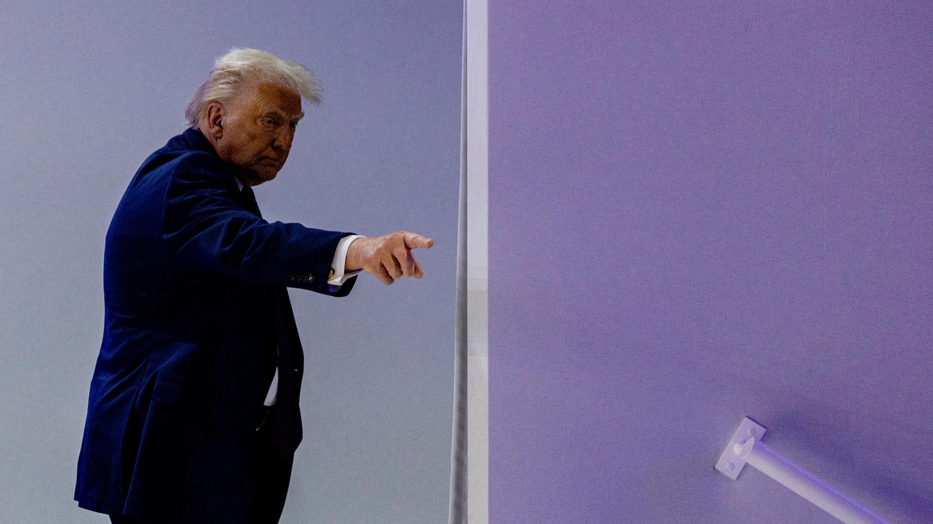 Präsident Donald Trump verlässt die Bühne des Weltwirtschaftsforums (WEF) in Davos, nachdem er dort am Donnerstag, dem 22. Januar 2026, das "Board of Peace" vorgestellt hat. Präsident Donald Trump verlässt die Bühne des Weltwirtschaftsforums (WEF) in Davos, nachdem er dort am Donnerstag, dem 22. Januar 2026, das "Board of Peace" vorgestellt hat.