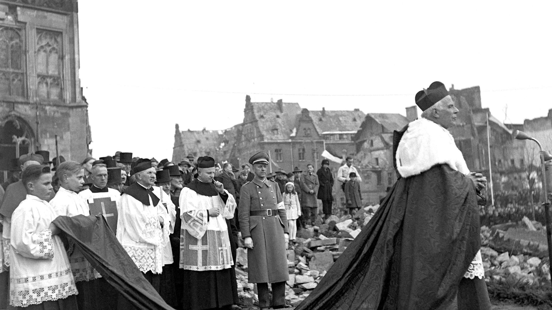 Das Foto zeigt Bischof von Galen, der auf dem Domplatz in Münster zu Gläubigen spricht (undatiertes Handout).