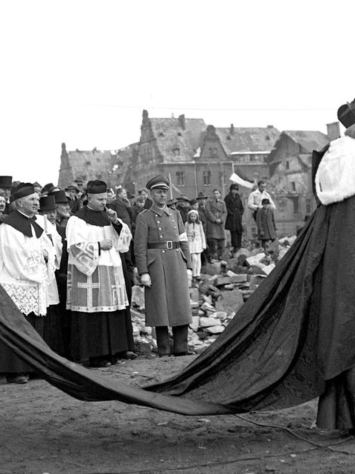 Das Foto zeigt Bischof von Galen, der auf dem Domplatz in Münster zu Gläubigen spricht (undatiertes Handout). Das Foto zeigt Bischof von Galen, der auf dem Domplatz in Münster zu Gläubigen spricht (undatiertes Handout).