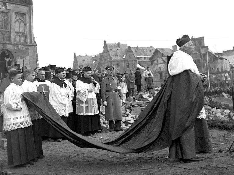 Das Foto zeigt Bischof von Galen, der auf dem Domplatz in Münster zu Gläubigen spricht (undatiertes Handout). Das Foto zeigt Bischof von Galen, der auf dem Domplatz in Münster zu Gläubigen spricht (undatiertes Handout).