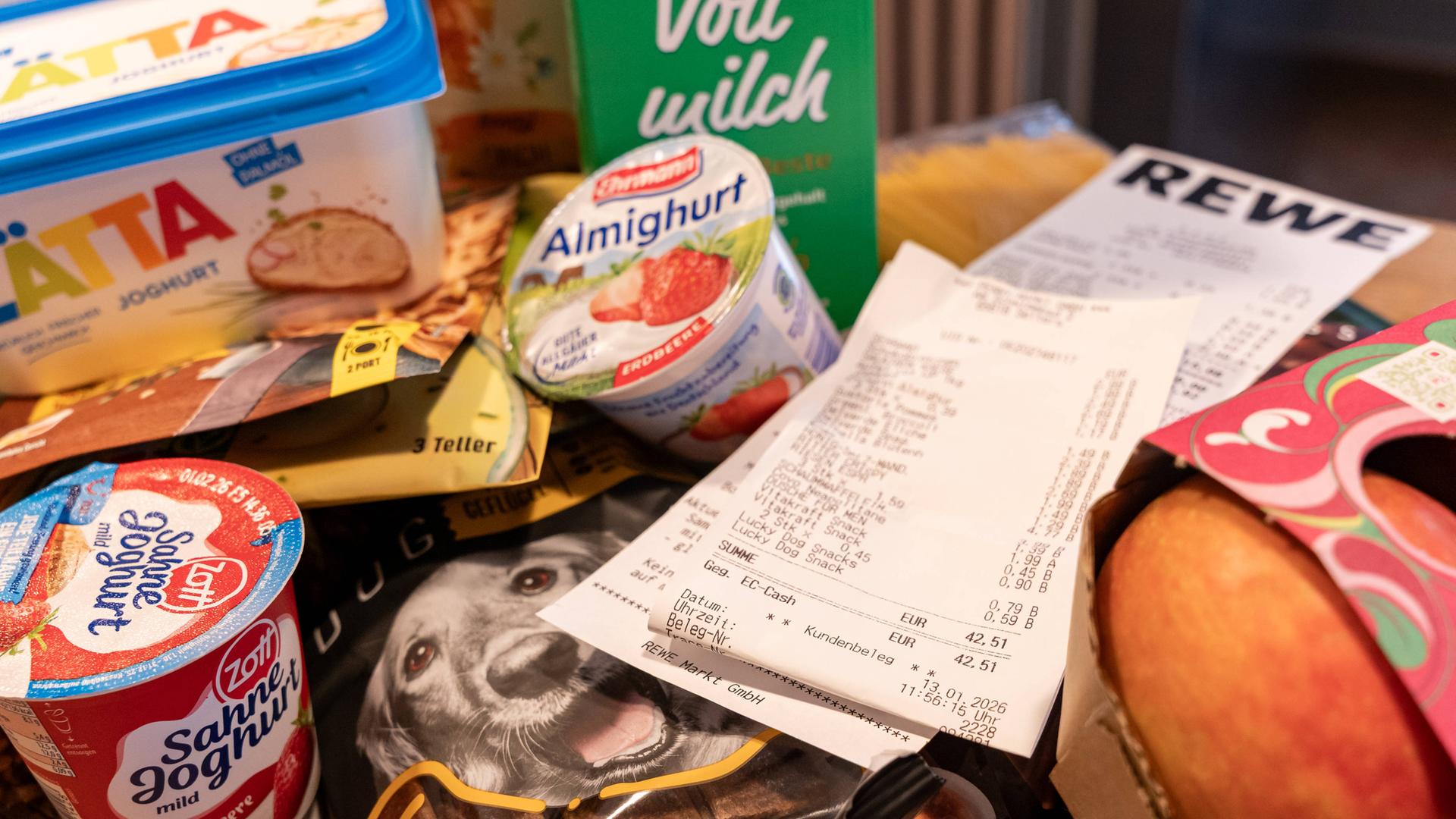 Lebensmittel und ein Kassenbon liegen auf einem Tisch.