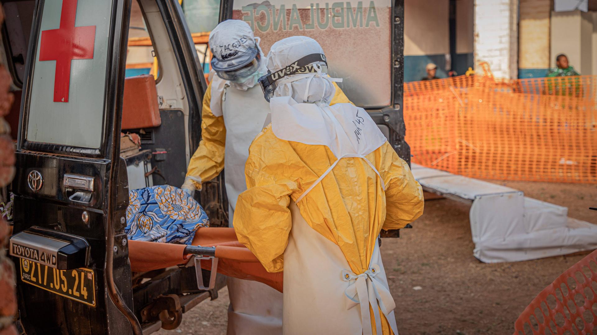Mediziner verladen einen Ebola-Patienten in ein Auto, Mongbwalu, Provinz Ituri, Demokratische Republi Kongo Mediziner verladen einen Ebola-Patienten in ein Auto, Mongbwalu, Provinz Ituri, Demokratische Republi Kongo