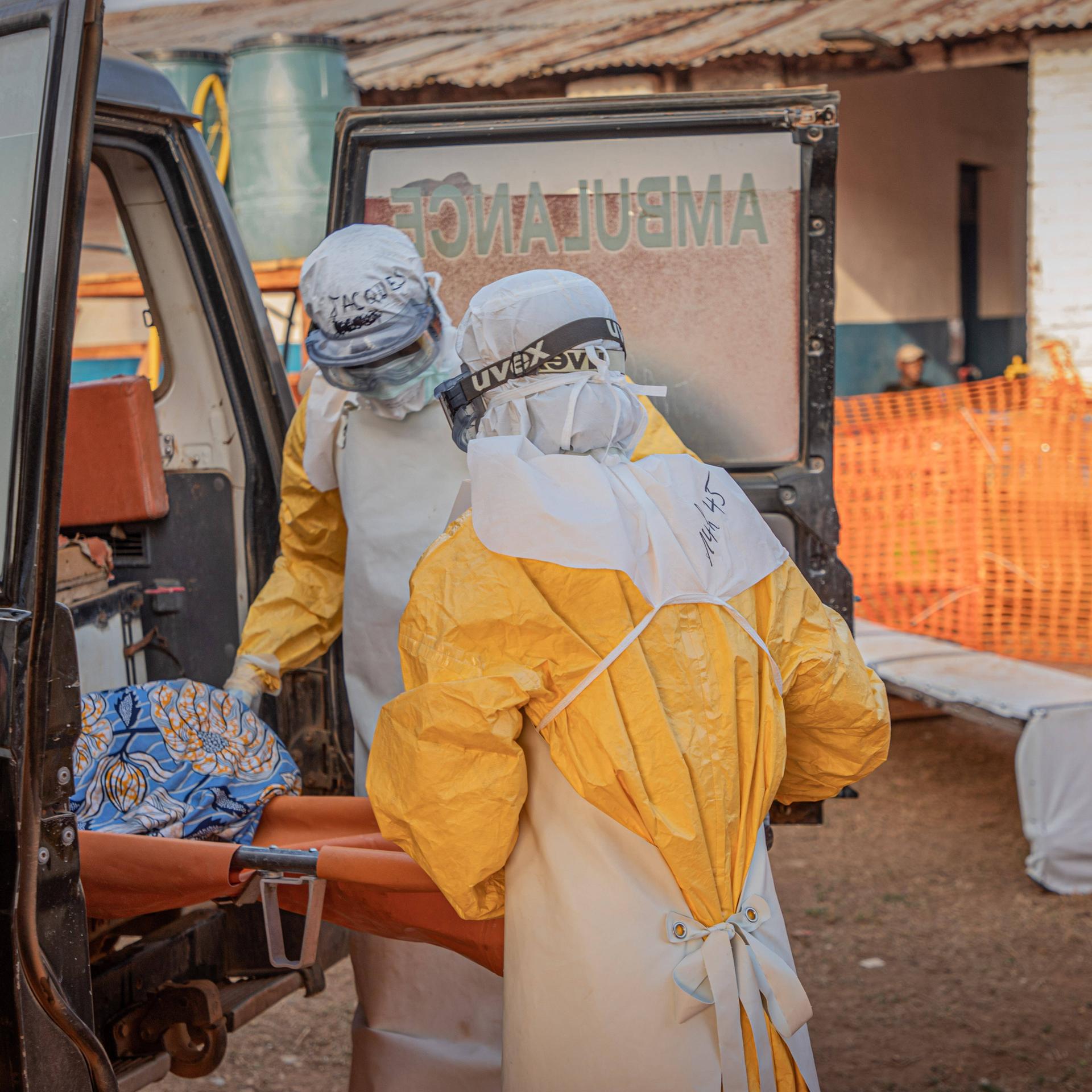 Mediziner verladen einen Ebola-Patienten in ein Auto, Mongbwalu, Provinz Ituri, Demokratische Republi Kongo, am 26. Juni 2026