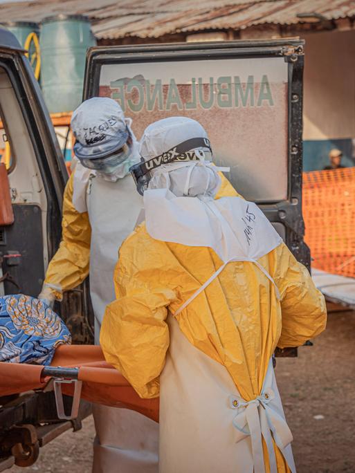 Mediziner verladen einen Ebola-Patienten in ein Auto, Mongbwalu, Provinz Ituri, Demokratische Republi Kongo, am 26. Juni 2026 Mediziner verladen einen Ebola-Patienten in ein Auto, Mongbwalu, Provinz Ituri, Demokratische Republi Kongo, am 26. Juni 2026