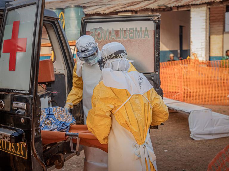 Mediziner verladen einen Ebola-Patienten in ein Auto, Mongbwalu, Provinz Ituri, Demokratische Republi Kongo, am 26. Juni 2026 Mediziner verladen einen Ebola-Patienten in ein Auto, Mongbwalu, Provinz Ituri, Demokratische Republi Kongo, am 26. Juni 2026