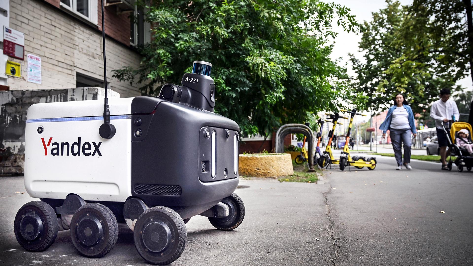 Ein Lieferroboter der Firma Yandex in Moskau