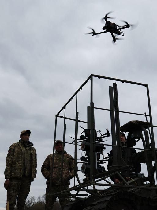 Dieses Bild wurde von der ukrainischen Armee aufgenommen und zeigt: Ukrainische Soldaten testen eine FPV-Drohne während einer Übung in der Region Saporischschja (10.04.2026)