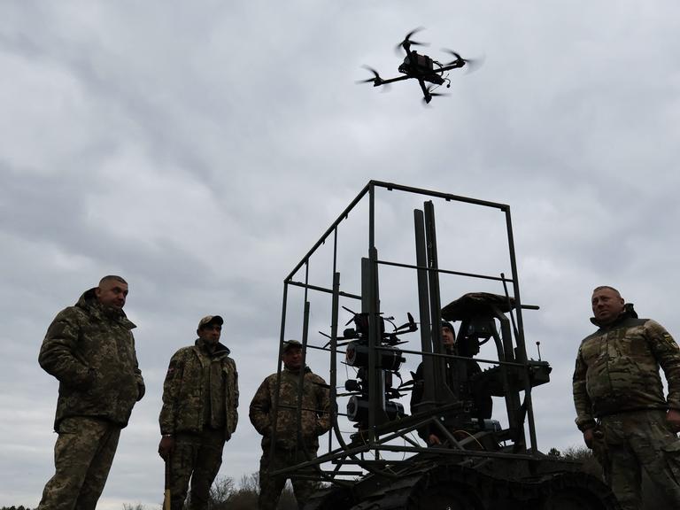 Dieses Bild wurde von der ukrainischen Armee aufgenommen und zeigt: Ukrainische Soldaten testen eine FPV-Drohne während einer Übung in der Region Saporischschja (10.04.2026)