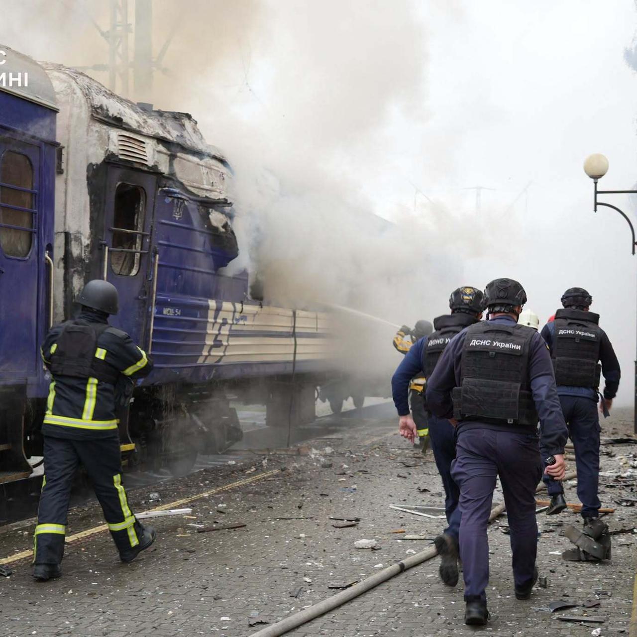 Dieses vom ukrainischen staatlichen Katastrophenschutzdienst am 12. September 2026 aufgenommene und veröffentlichte Bild zeigt Feuerwehrleute, die einen Brand an einem durch einen Drohnenangriff beschädigten Zugwaggon nahe der Grenze zu Polen löschen.