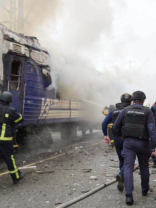 Dieses vom ukrainischen staatlichen Katastrophenschutzdienst am 12. September 2026 aufgenommene und veröffentlichte Bild zeigt Feuerwehrleute, die einen Brand an einem durch einen Drohnenangriff beschädigten Zugwaggon nahe der Grenze zu Polen löschen.