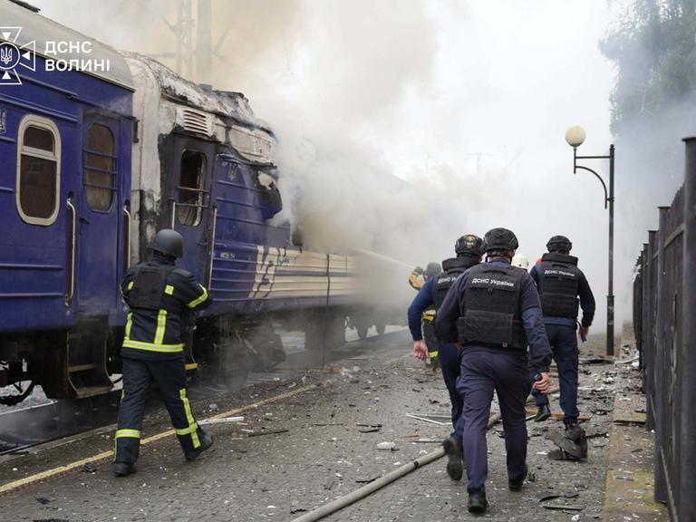 Dieses vom ukrainischen staatlichen Katastrophenschutzdienst am 12. September 2026 aufgenommene und veröffentlichte Bild zeigt Feuerwehrleute, die einen Brand an einem durch einen Drohnenangriff beschädigten Zugwaggon nahe der Grenze zu Polen löschen.