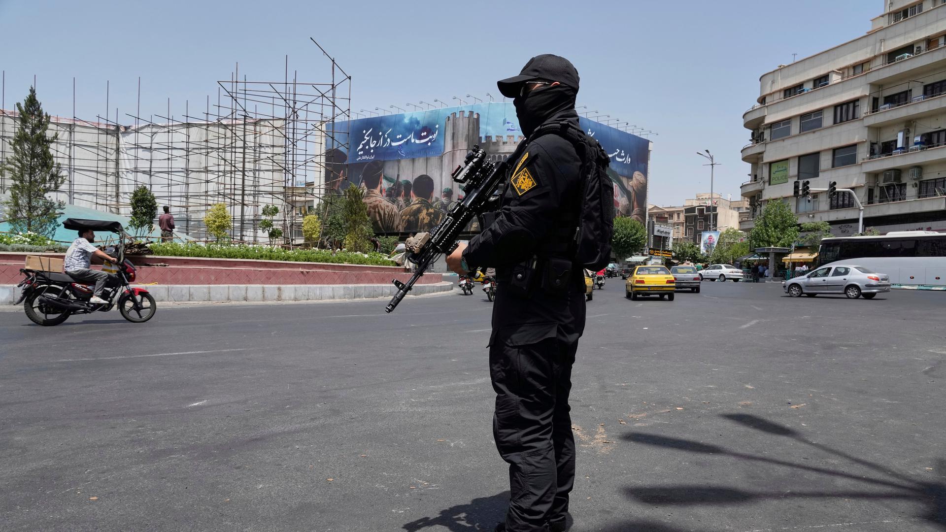 Mitglied der iranischen Revolutionsgarde mit Gewehr (Archivbild)