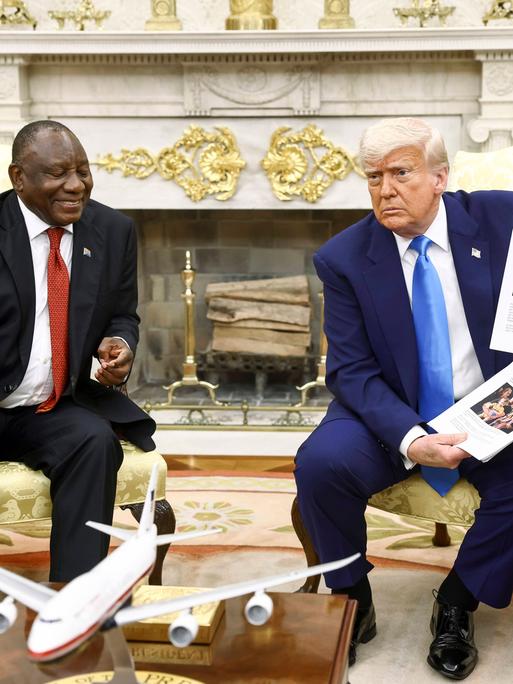 Südafrikas Präsident Cyril Ramaphosa (links) zu Gast bei US-Präsident Donald Trump (rechts) im Weißen Haus Südafrikas Präsident Cyril Ramaphosa (links) zu Gast bei US-Präsident Donald Trump (rechts) im Weißen Haus