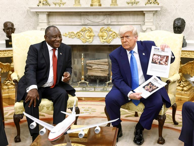 Südafrikas Präsident Cyril Ramaphosa (links) zu Gast bei US-Präsident Donald Trump (rechts) im Weißen Haus Südafrikas Präsident Cyril Ramaphosa (links) zu Gast bei US-Präsident Donald Trump (rechts) im Weißen Haus