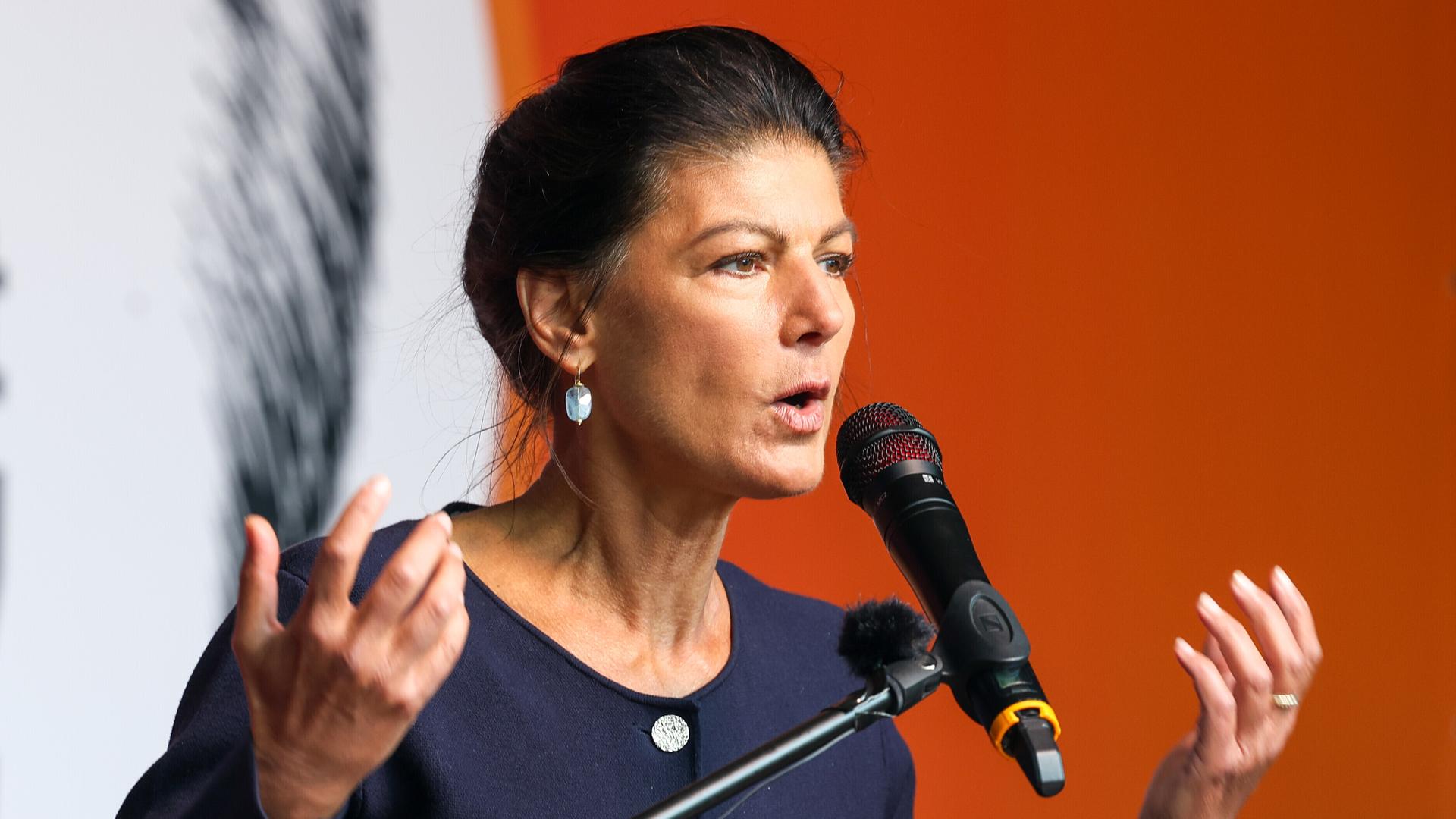 Sahra Wagenknecht spricht mit gehobenen Armen zu Teilnehmern einer Kundgebung des BSW (Magdeburg, 13.06.2026) Sahra Wagenknecht spricht mit gehobenen Armen zu Teilnehmern einer Kundgebung des BSW (Magdeburg, 13.06.2026)
