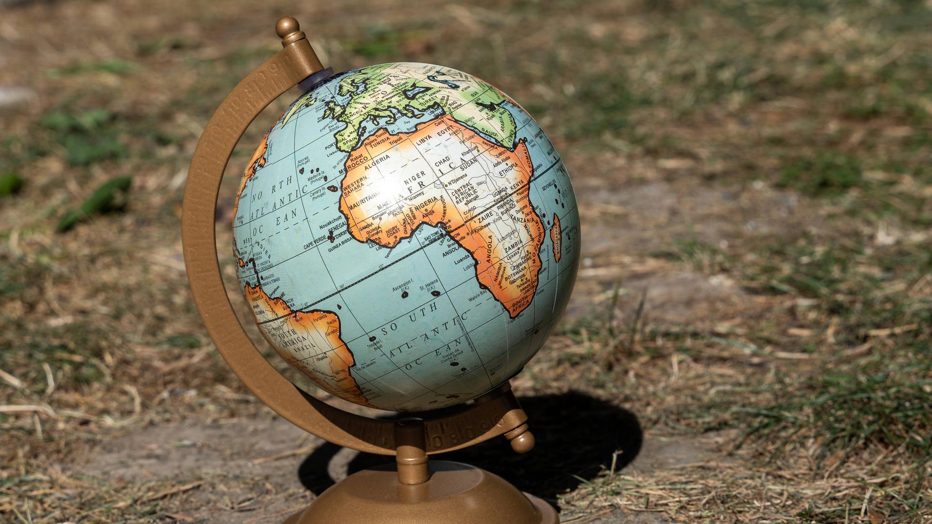 Ein Globus, der auf dem Boden steht, und Afrika zeigt