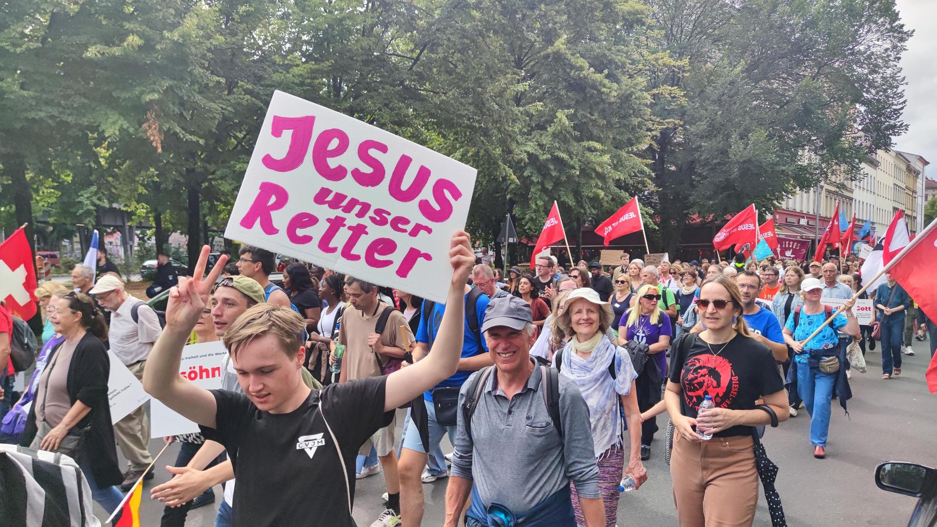 Ein Demonstrationszug mit offenbar religiös motivierten Demonstrierenden.