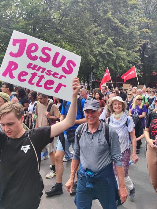 Ein Demonstrationszug mit offenbar religiös motivierten Demonstrierenden.