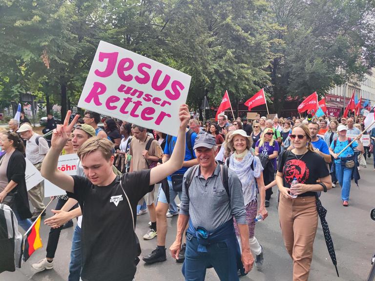 Ein Demonstrationszug mit offenbar religiös motivierten Demonstrierenden.