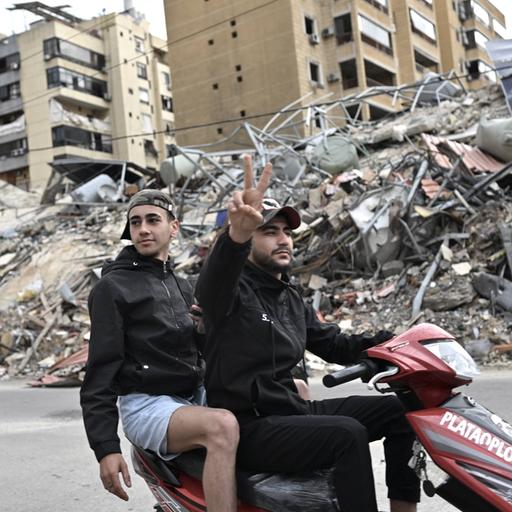 Auf den Straßen der Region Dahieh sind Menschen zu sehen, nachdem am 17. April 2026 ein zehntägiger vorübergehender Waffenstillstand zwischen Israel und dem Libanon in Kraft getreten ist.