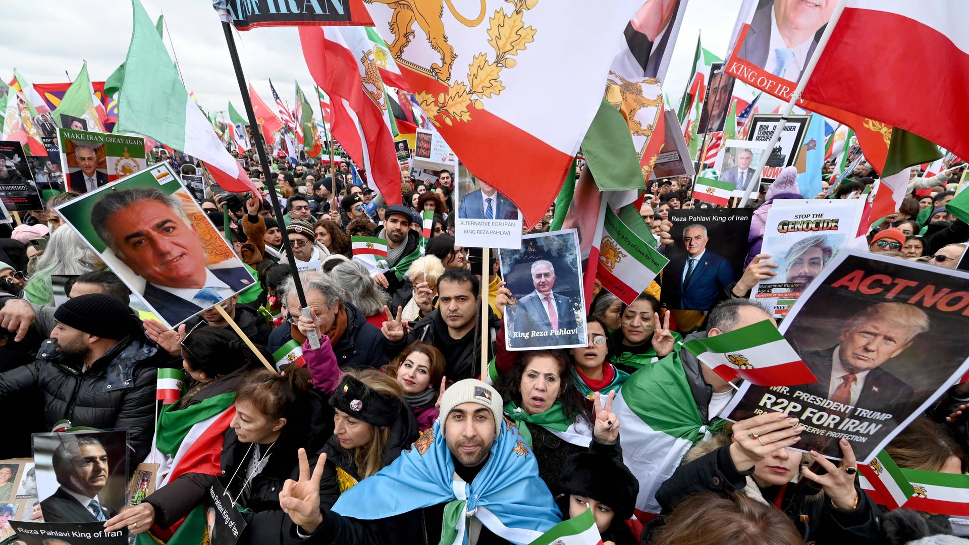 Bei der Großdemonstration in München gegen das Iranische Regime werden auch Plakate mit Bildern von Reza Pahlavi in die Höhe gehalten