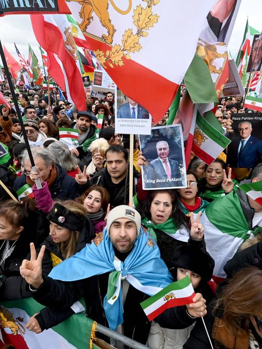 Bei der Großdemonstration in München gegen das Iranische Regime werden auch Plakate mit Bildern von Reza Pahlavi in die Höhe gehalten
