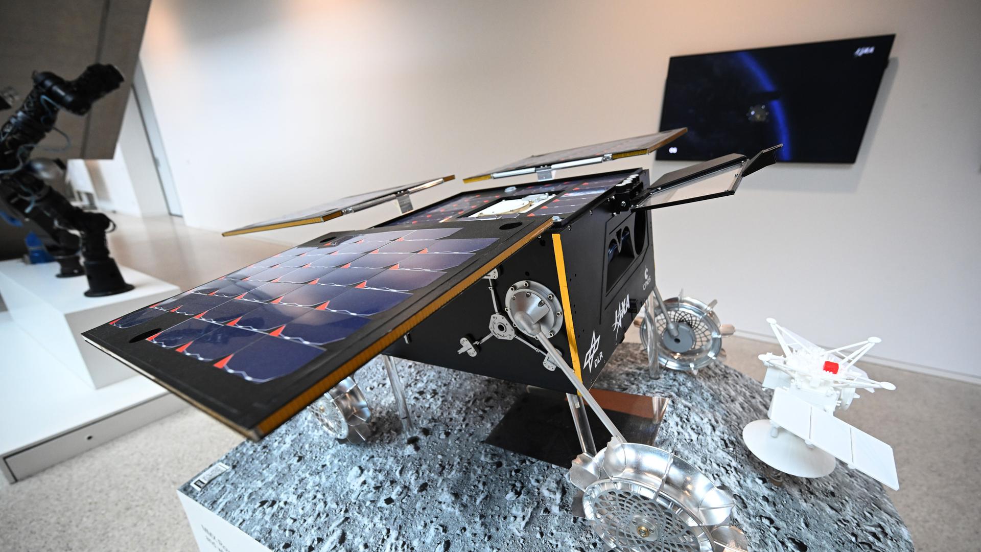Ein MMX Rover Idefix steht im Institut für Robotik und Mechatronik im Deutschen Zentrum für Luft- und Raumfahrt (DLR) Oberpfaffenhofen. Der MMX Rover Idefix ist eine gemeinsame Arbeit von JAXA, CNES und DLR im Rahmen der MMX-Mission.