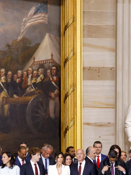 US-Senator Marco Rubio (2-L), Priscilla Chan, Meta-CEO Mark Zuckerberg, Lauren Sanchez, Jeff Bezos, Alphabet- CEO Sundar Pichai und Elon Musk zwischen anderen Gästen bei der Amtseinführung von Donald Trump im US Capitol US-Senator Marco Rubio (2-L), Priscilla Chan, Meta-CEO Mark Zuckerberg, Lauren Sanchez, Jeff Bezos, Alphabet- CEO Sundar Pichai und Elon Musk zwischen anderen Gästen bei der Amtseinführung von Donald Trump im US Capitol