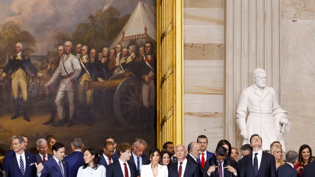 US-Senator Marco Rubio (2-L), Priscilla Chan, Meta-CEO Mark Zuckerberg, Lauren Sanchez, Jeff Bezos, Alphabet- CEO Sundar Pichai und Elon Musk zwischen anderen Gästen bei der Amtseinführung von Donald Trump im US Capitol