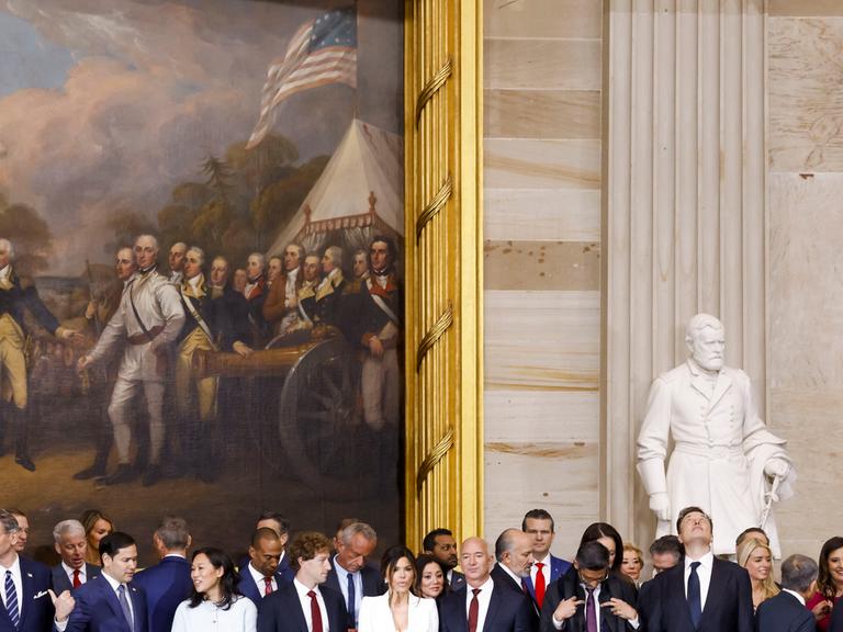 US-Senator Marco Rubio (2-L), Priscilla Chan, Meta-CEO Mark Zuckerberg, Lauren Sanchez, Jeff Bezos, Alphabet- CEO Sundar Pichai und Elon Musk zwischen anderen Gästen bei der Amtseinführung von Donald Trump im US Capitol US-Senator Marco Rubio (2-L), Priscilla Chan, Meta-CEO Mark Zuckerberg, Lauren Sanchez, Jeff Bezos, Alphabet- CEO Sundar Pichai und Elon Musk zwischen anderen Gästen bei der Amtseinführung von Donald Trump im US Capitol